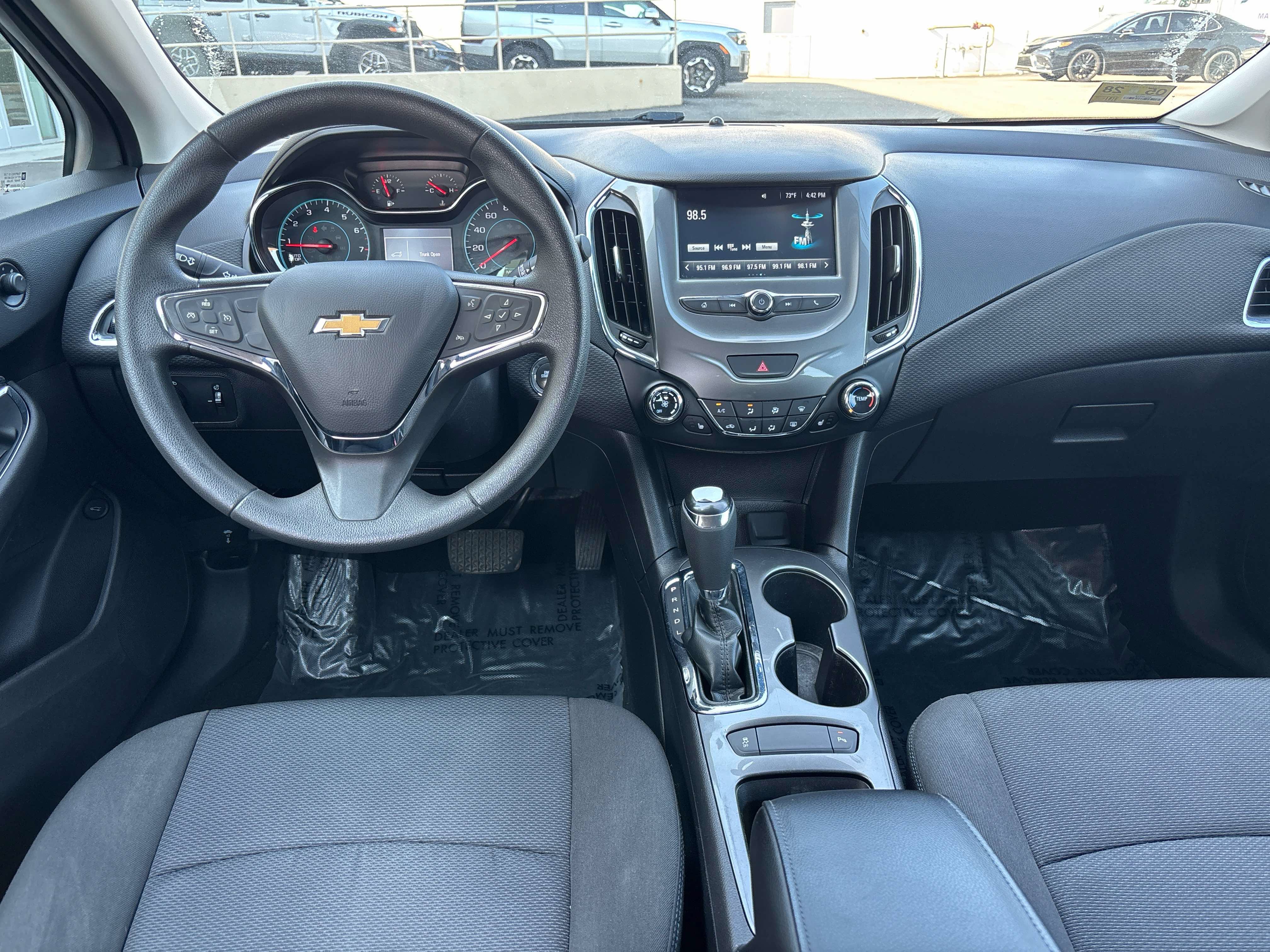 Used 2018 Chevrolet Cruze LT w/ Convenience Package FWD image 9