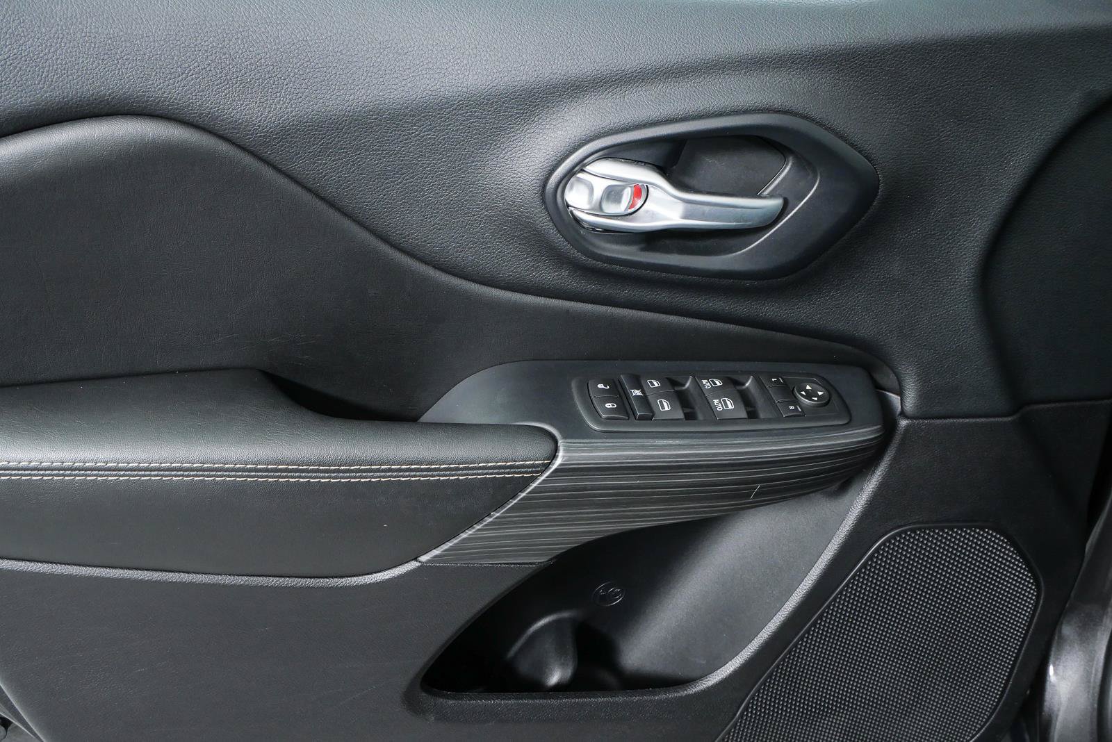 Used 2016 Jeep Cherokee Limited AWD/4WD image 6