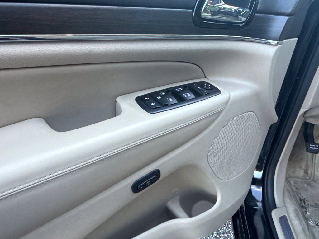 Used 2019 Jeep Grand Cherokee Overland AWD/4WD image 17