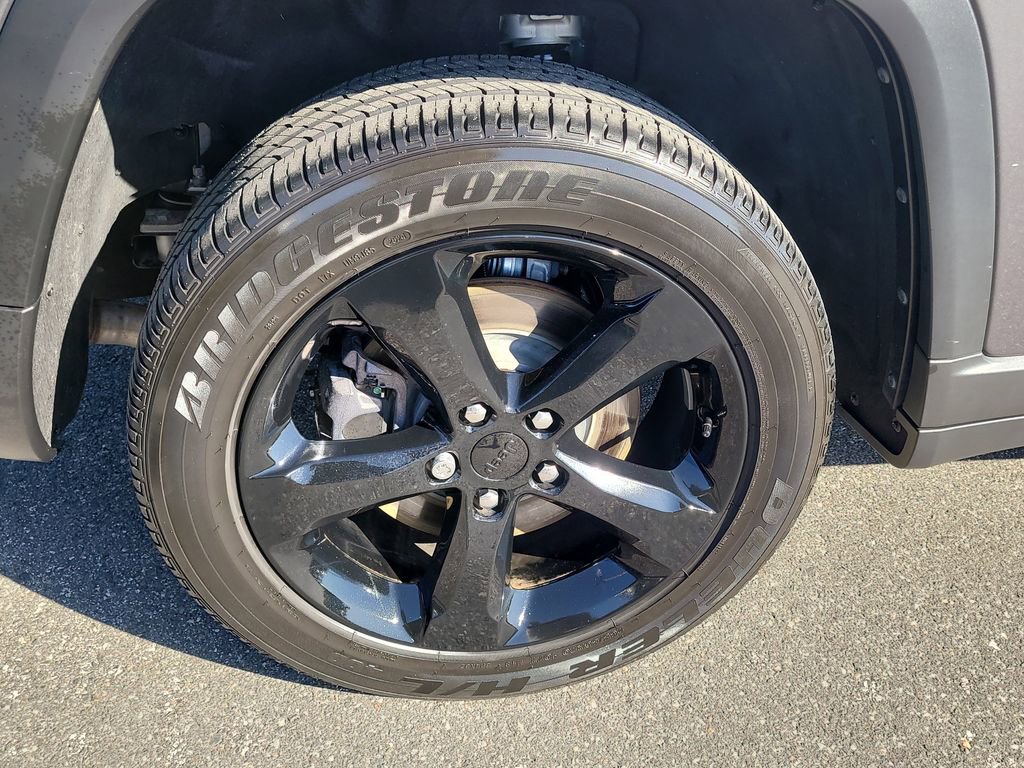 Used 2024 Jeep Grand Cherokee L Laredo RWD image 5