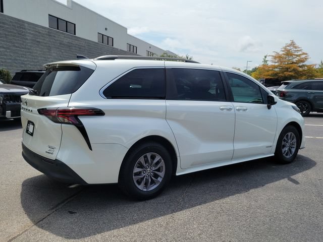 Used 2021 Toyota Sienna XLE FWD image 4
