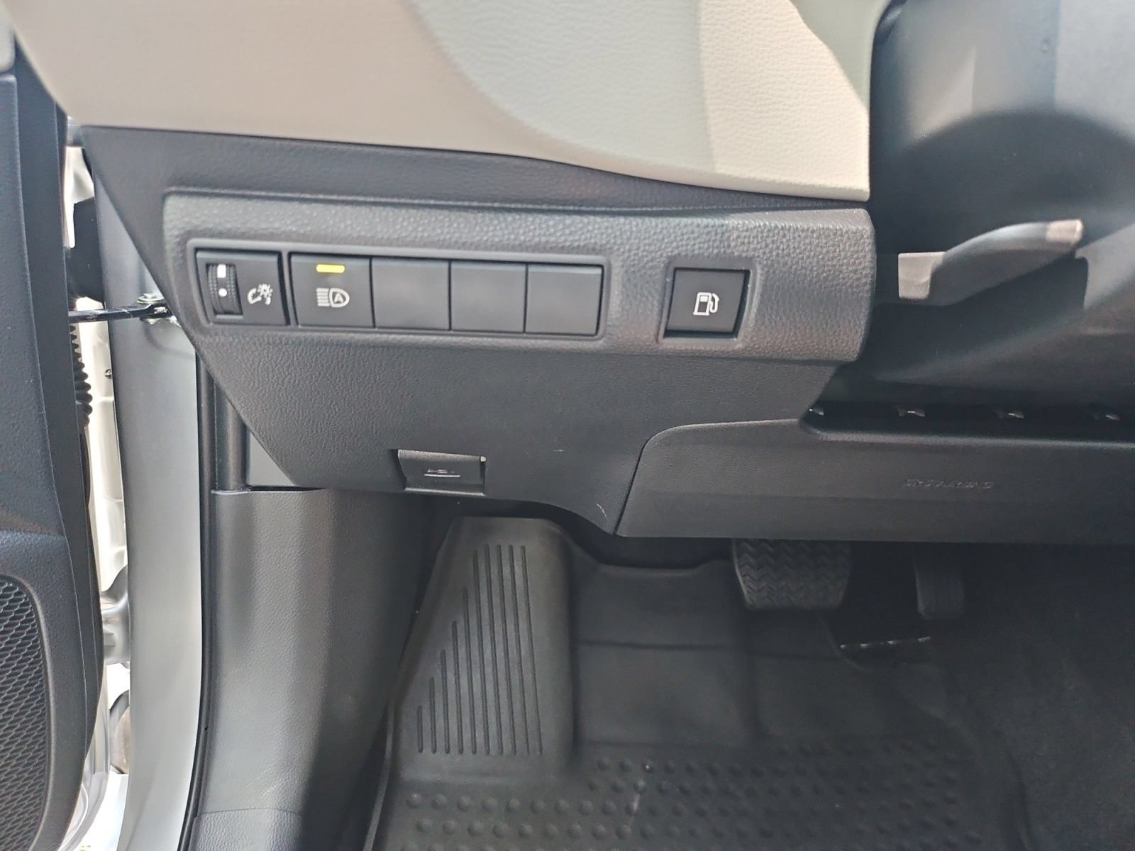 Used 2025 Toyota Corolla LE w/ Convenience Package FWD image 25