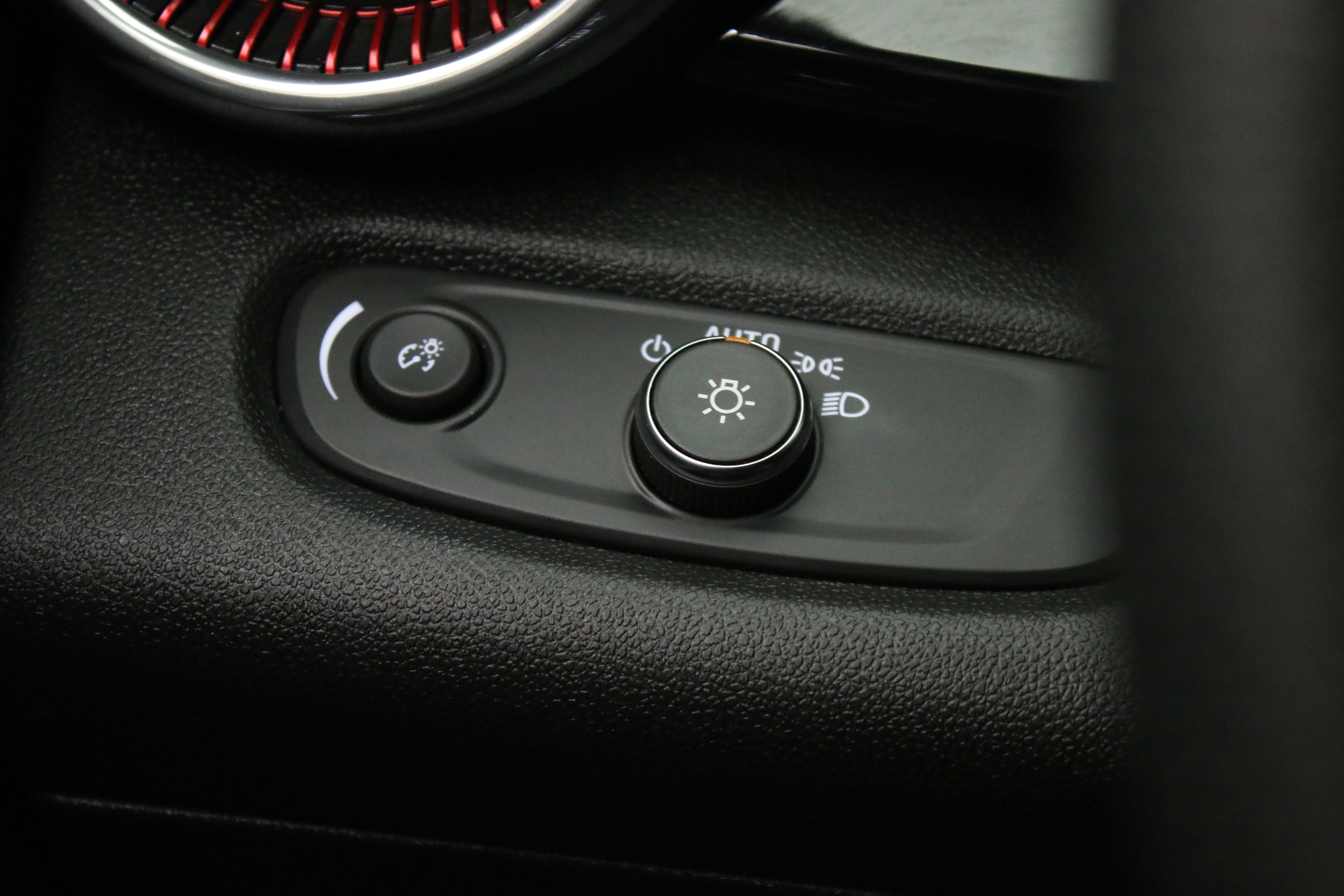 Used 2024 Chevrolet Trax RS w/ Sunroof Package image 16