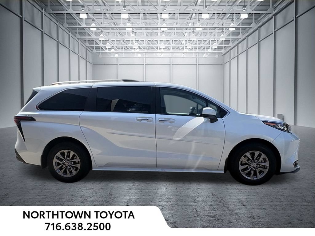 Used 2025 Toyota Sienna XLE w/ XLE Plus Package FWD image 6