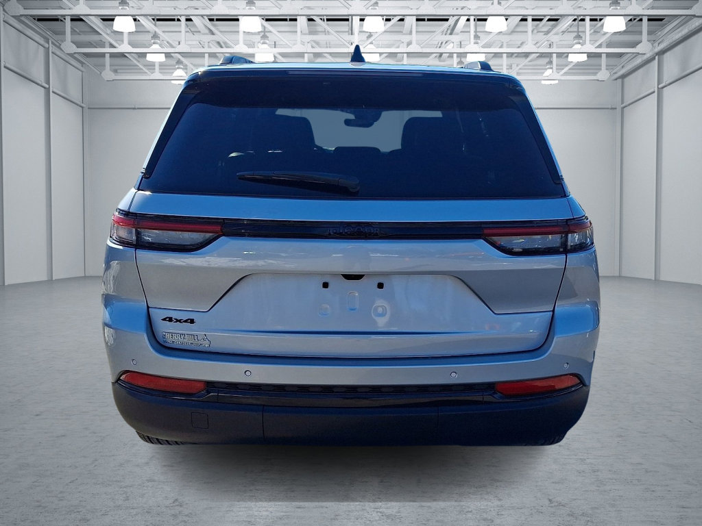 Used 2025 Jeep Grand Cherokee Altitude image 4