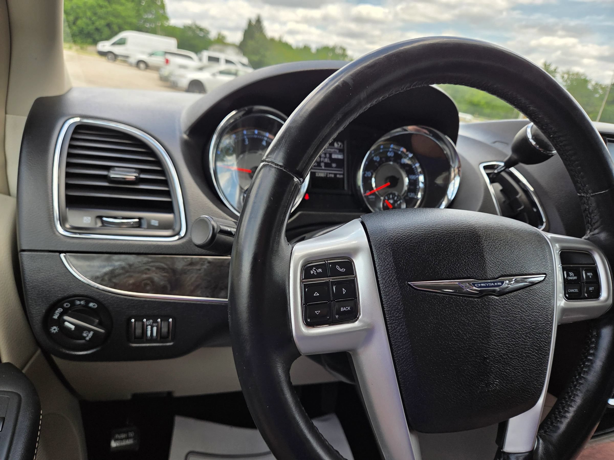 Used 2016 Chrysler Town & Country Touring FWD image 25