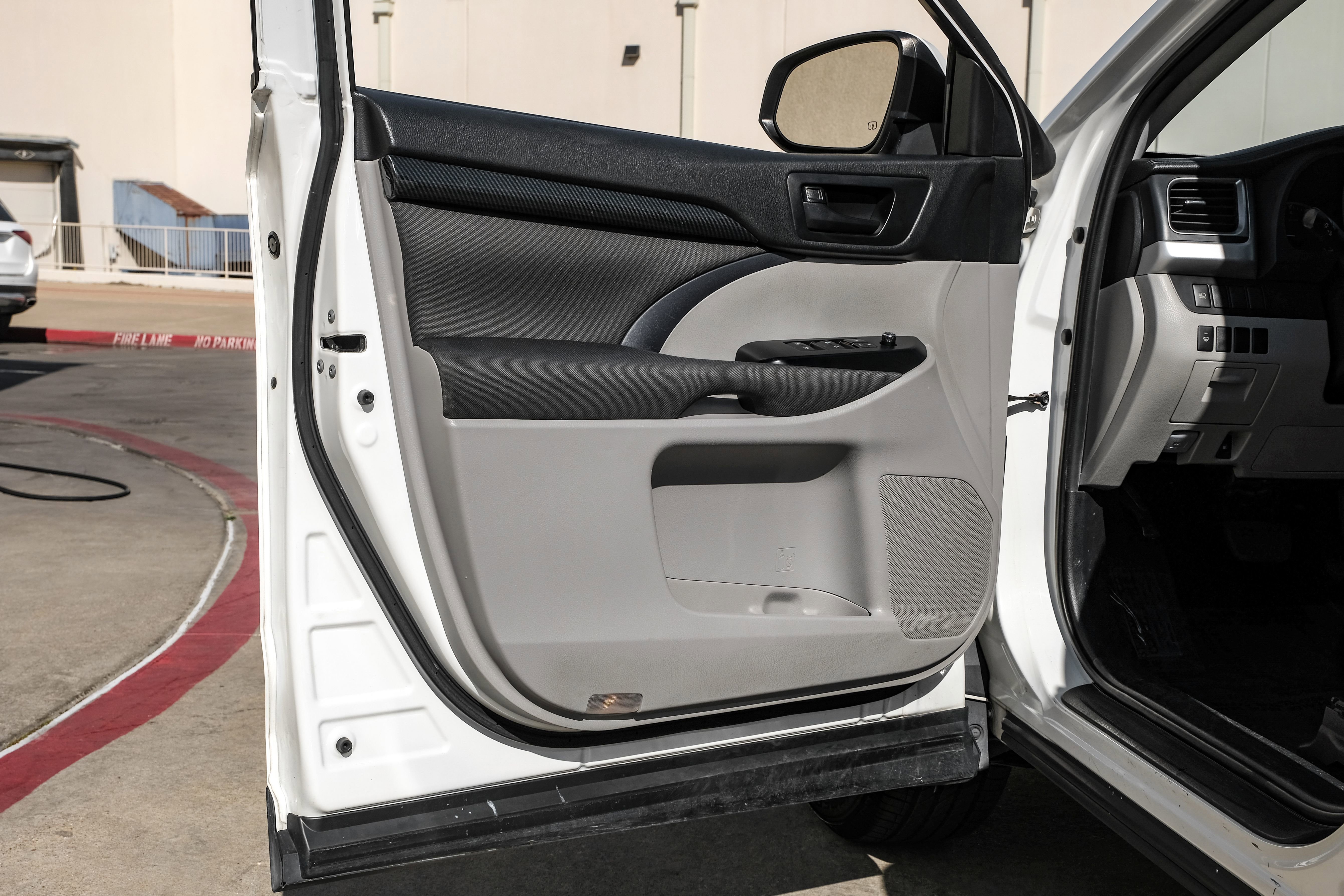 Used 2019 Toyota Highlander LE FWD image 33