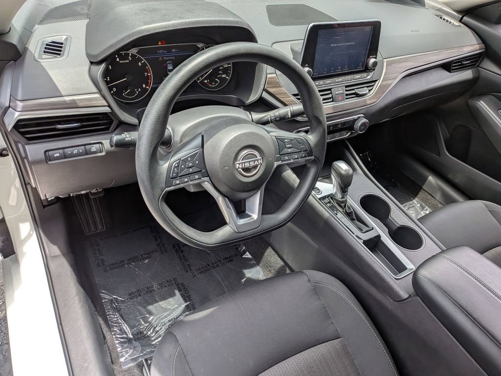 Used 2025 Nissan Altima 2.5 SV FWD image 13