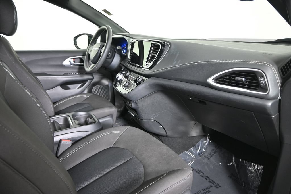 Used 2024 Chrysler Pacifica Touring FWD image 13