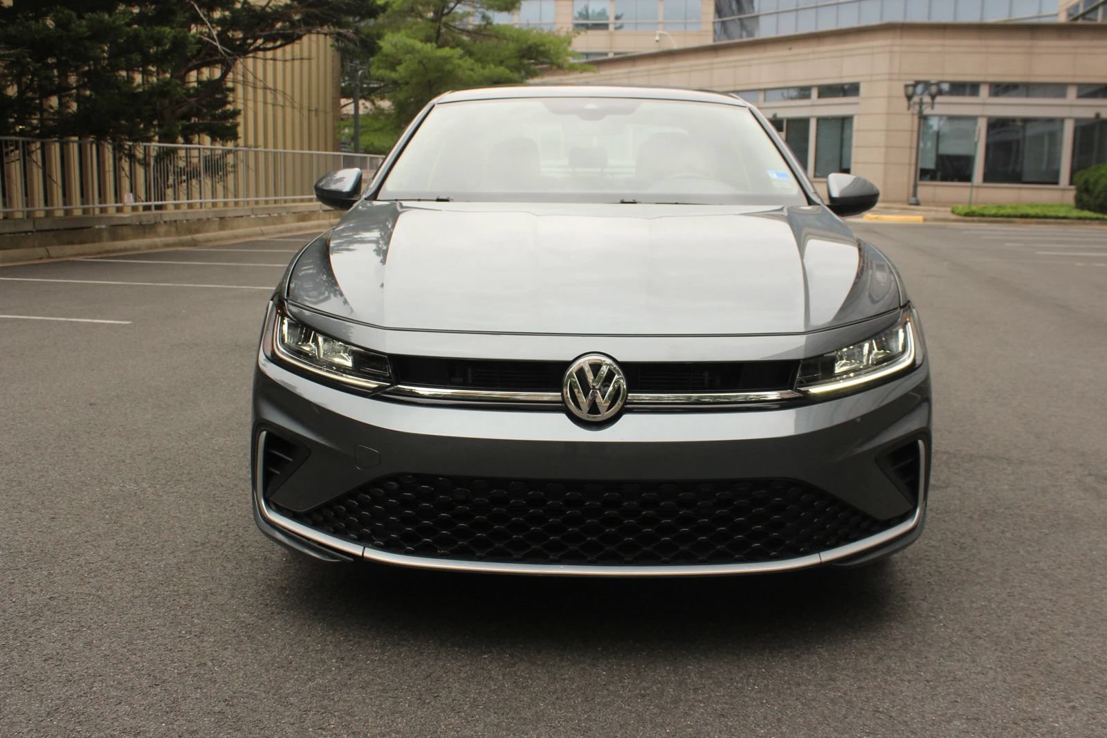 Used 2025 Volkswagen Jetta SE FWD image 3