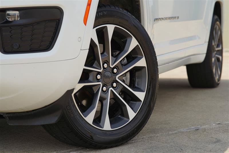 Used 2023 Jeep Grand Cherokee Overland AWD/4WD image 18