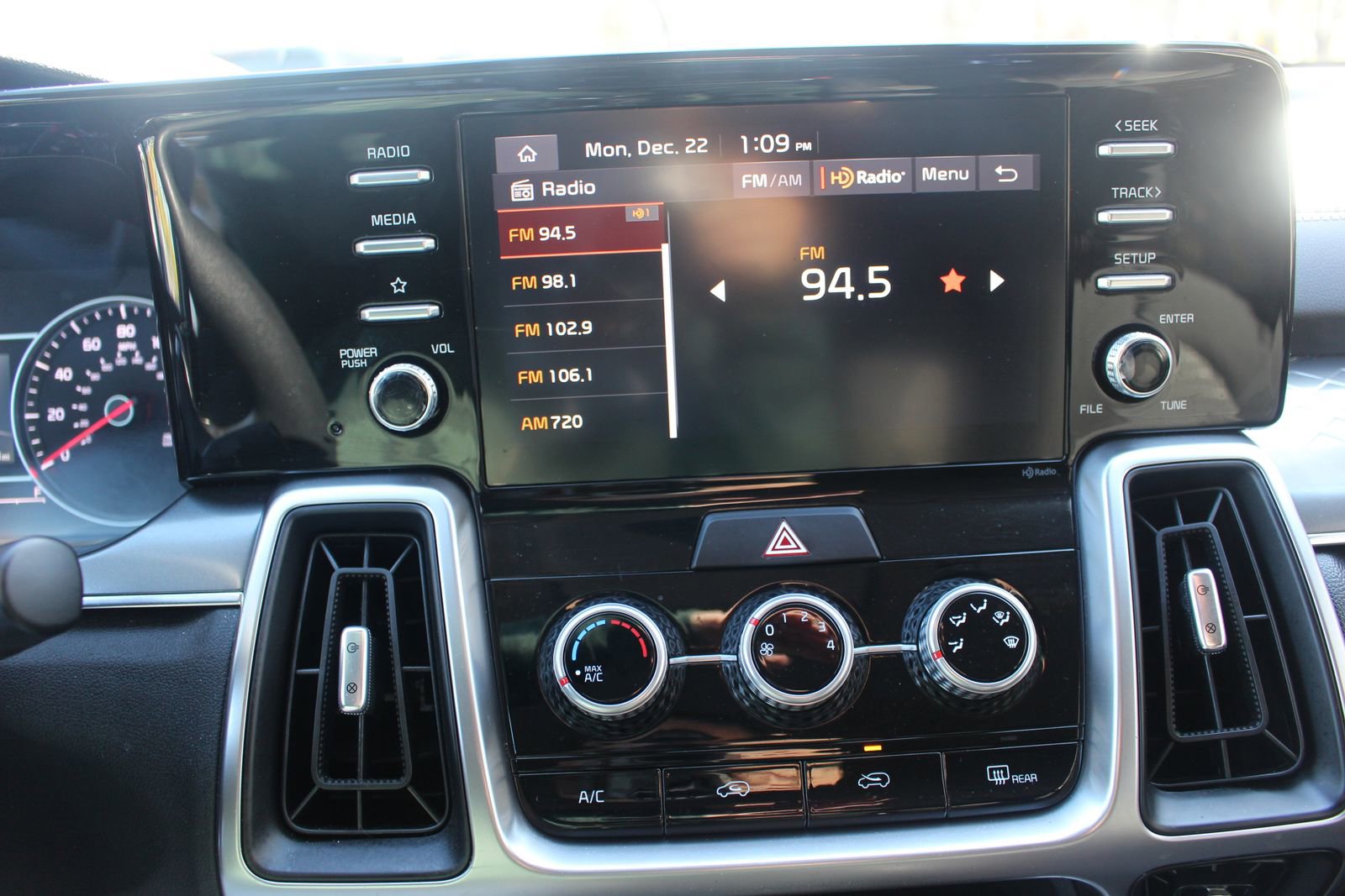 Used 2023 Kia Sorento LX image 30