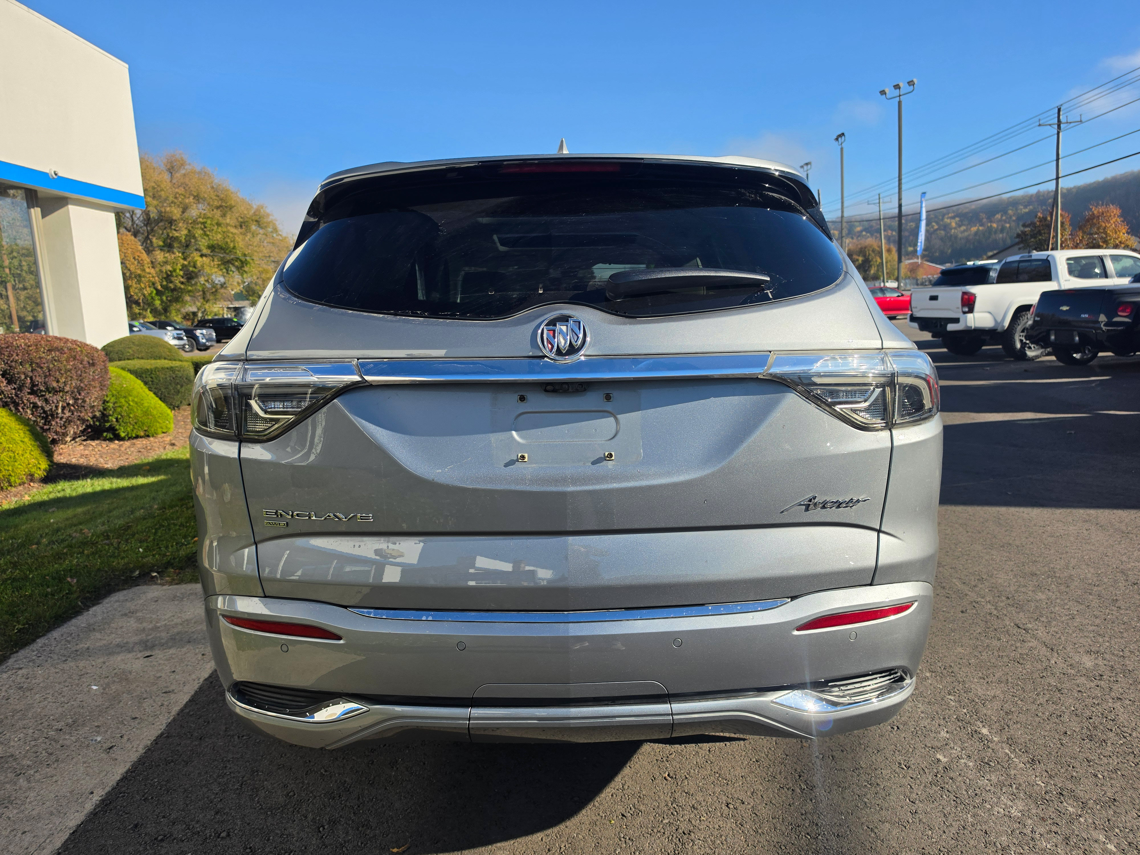 Used 2024 Buick Enclave Avenir AWD/4WD image 4