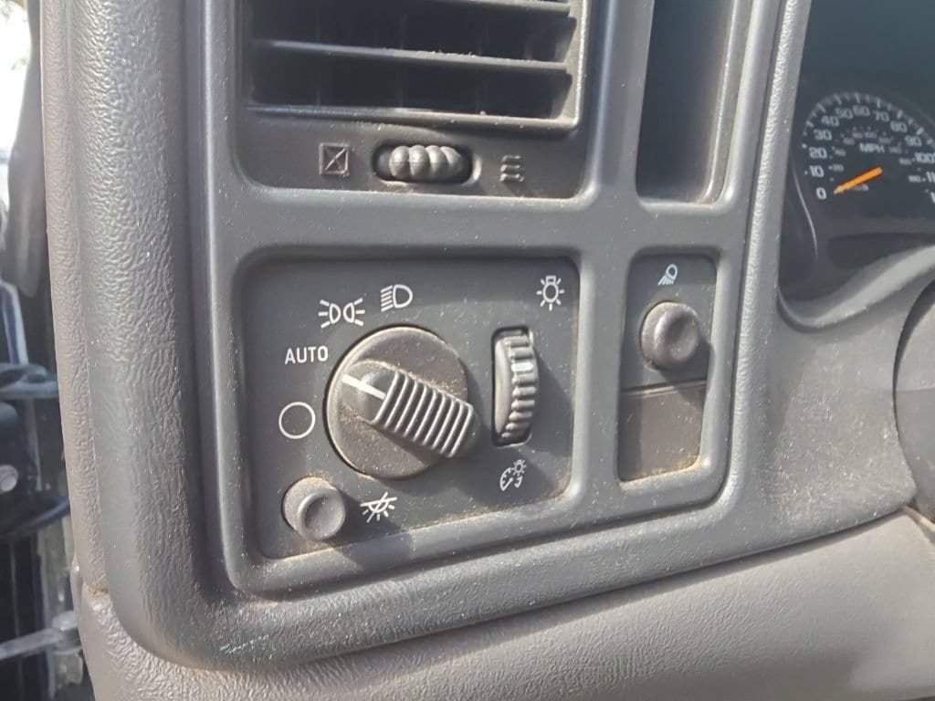Used 2004 Chevrolet Silverado 1500 W/T w/ Snow Plow Prep Package AWD/4WD image 15