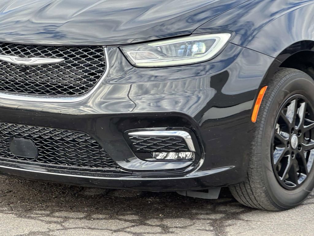 Used 2023 Chrysler Pacifica Touring-L image 8
