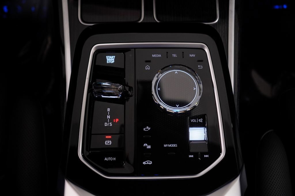 Used 2025 BMW 740i w/ Premium Package image 13