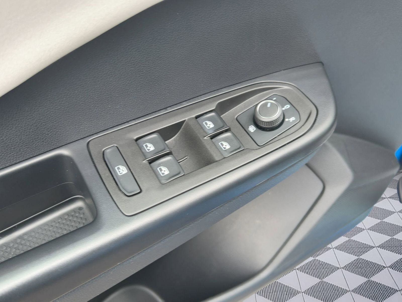 Certified 2025 Volkswagen Taos SE w/ Panoramic Sunroof Package image 12