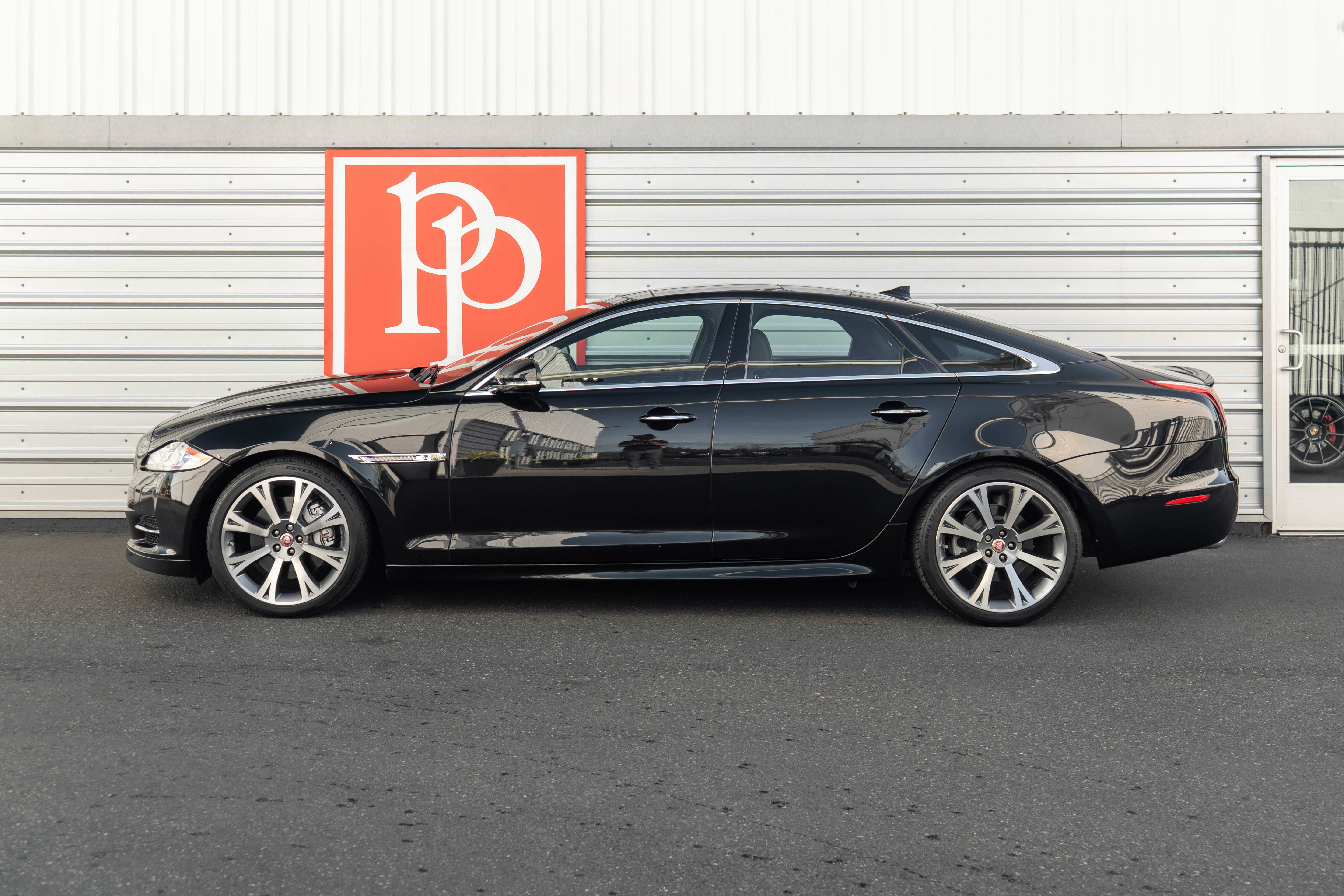 Used 2015 Jaguar XJ image 39