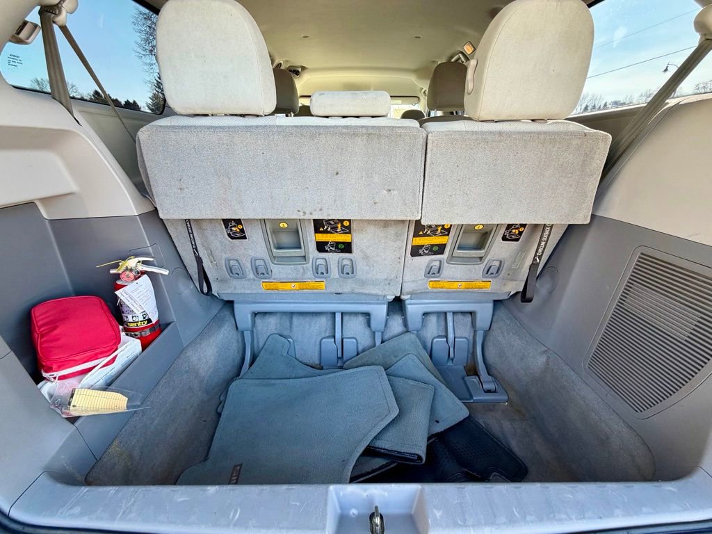 Used 2014 Toyota Sienna L image 9