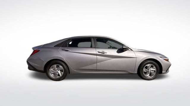 Used 2025 Hyundai Elantra SE FWD image 4