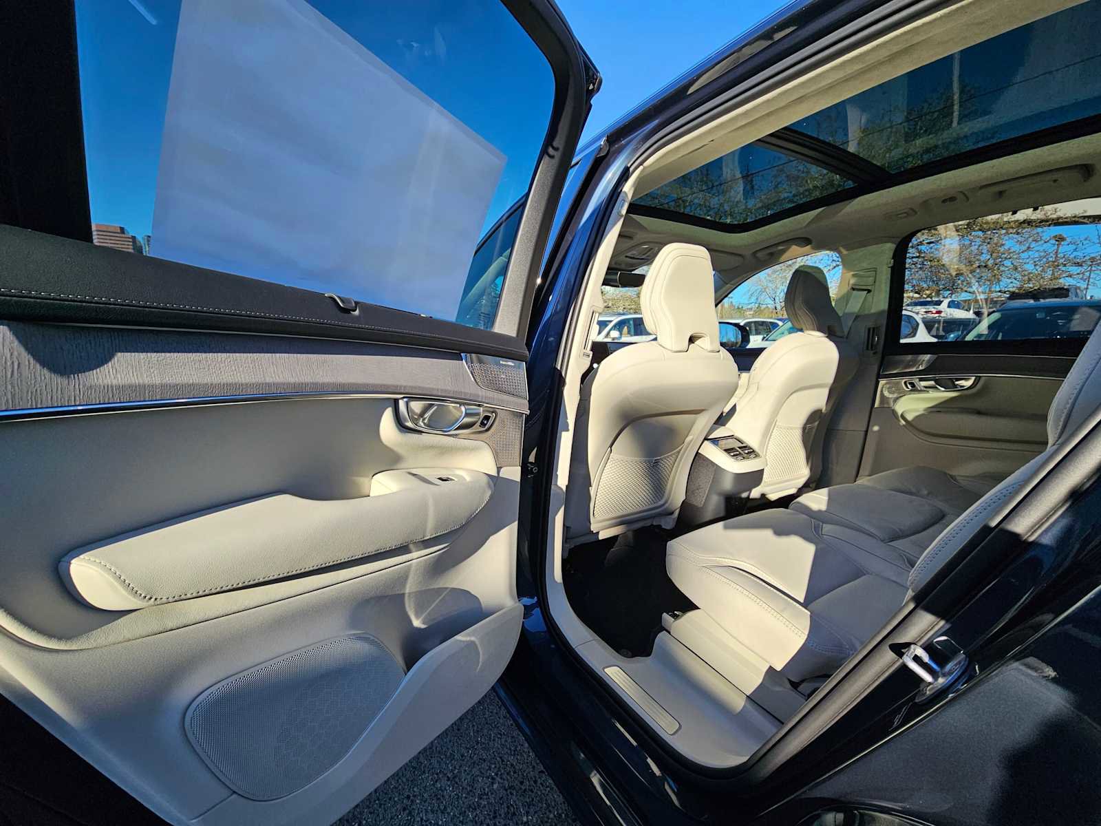New 2025 Volvo XC90 B6 Ultra image 17