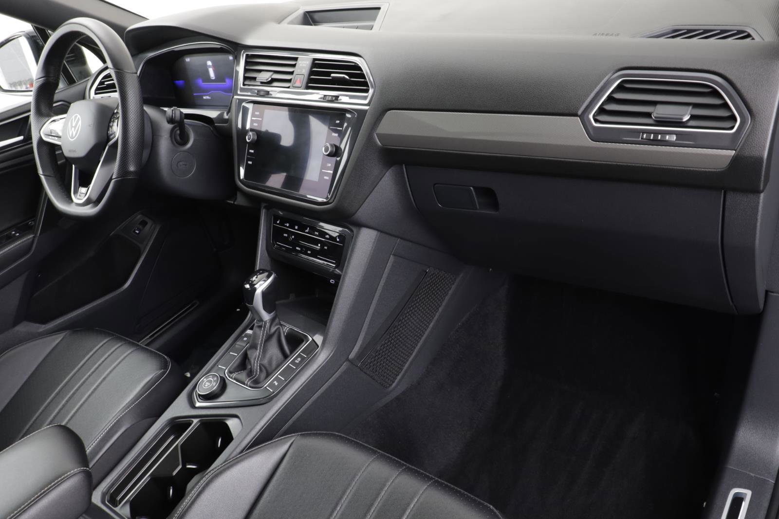 Used 2022 Volkswagen Tiguan SE R-Line image 20
