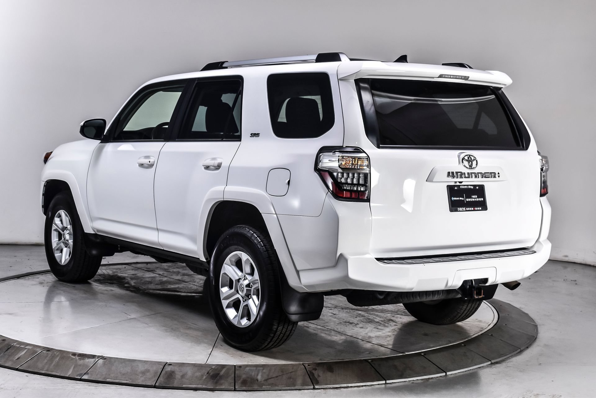 Used 2024 Toyota 4Runner SR5 AWD/4WD image 4