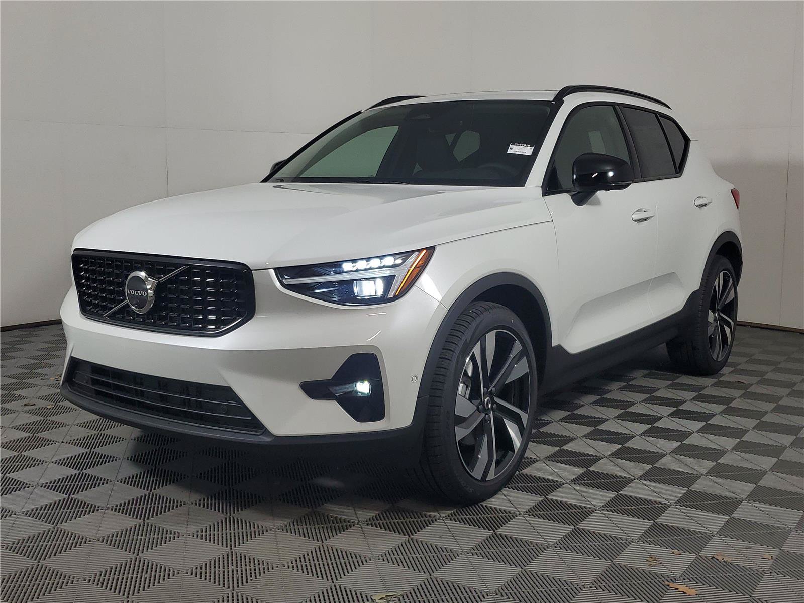 New 2026 Volvo XC40 B5 Plus w/ Climate Package AWD/4WD image 3