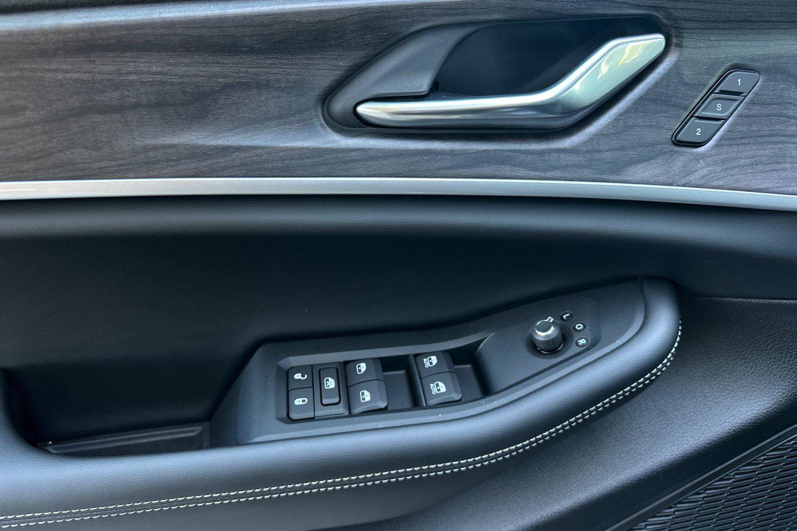 New 2025 Jeep Grand Cherokee L Limited w/ Luxury Tech Group II image 8