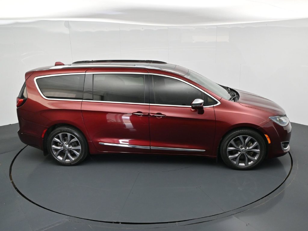 Used 2020 Chrysler Pacifica Limited w/ Tire & Wheel Group FWD image 26