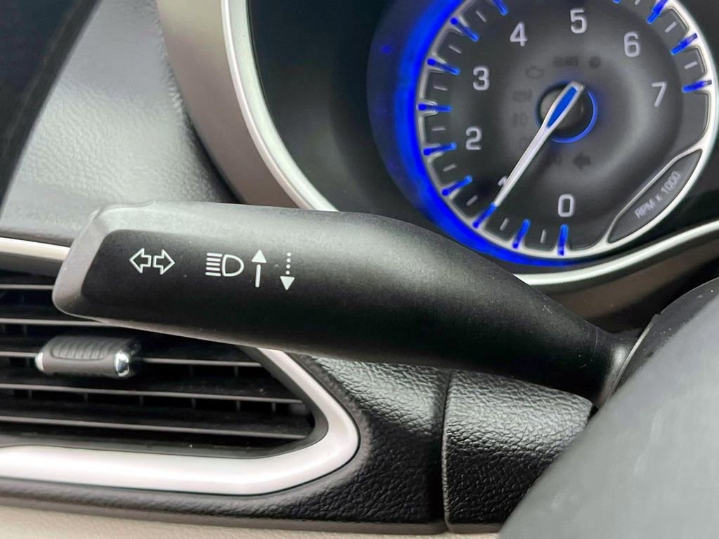 Certified 2021 Chrysler Voyager Lxi image 22