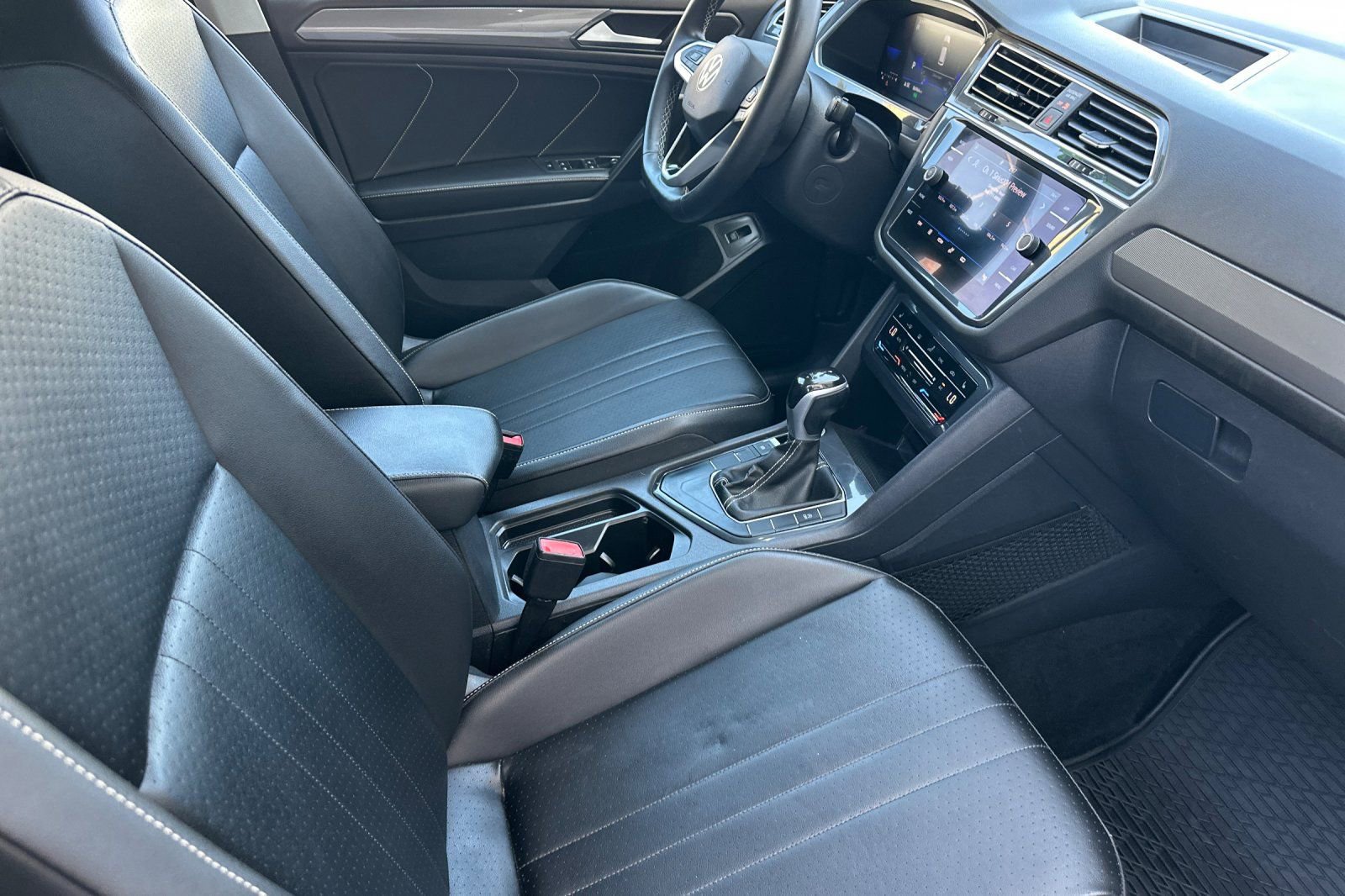 Used 2022 Volkswagen Tiguan SE w/ Panoramic Sunroof Package FWD image 17