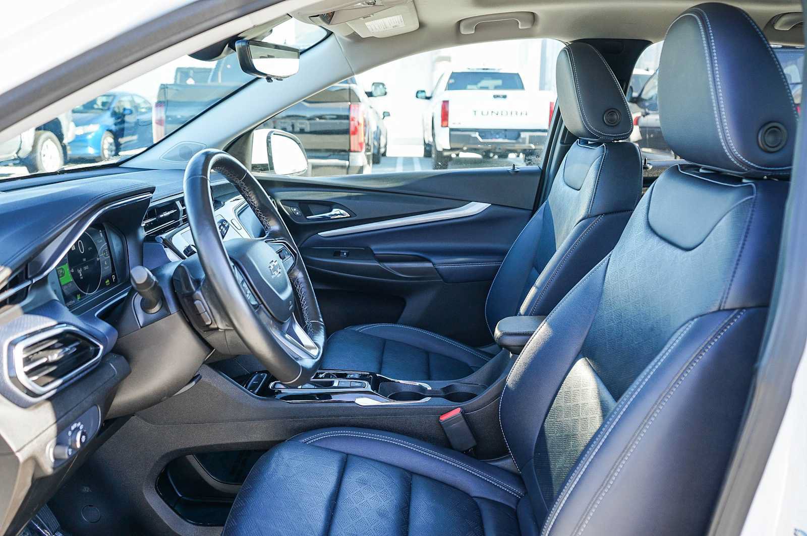 Used 2022 Chevrolet Bolt EUV Premier w/ Sun & Sound Package FWD image 17