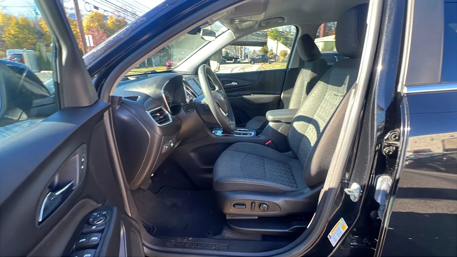 Used 2023 Chevrolet Equinox LT w/ Driver Convenience Package image 27