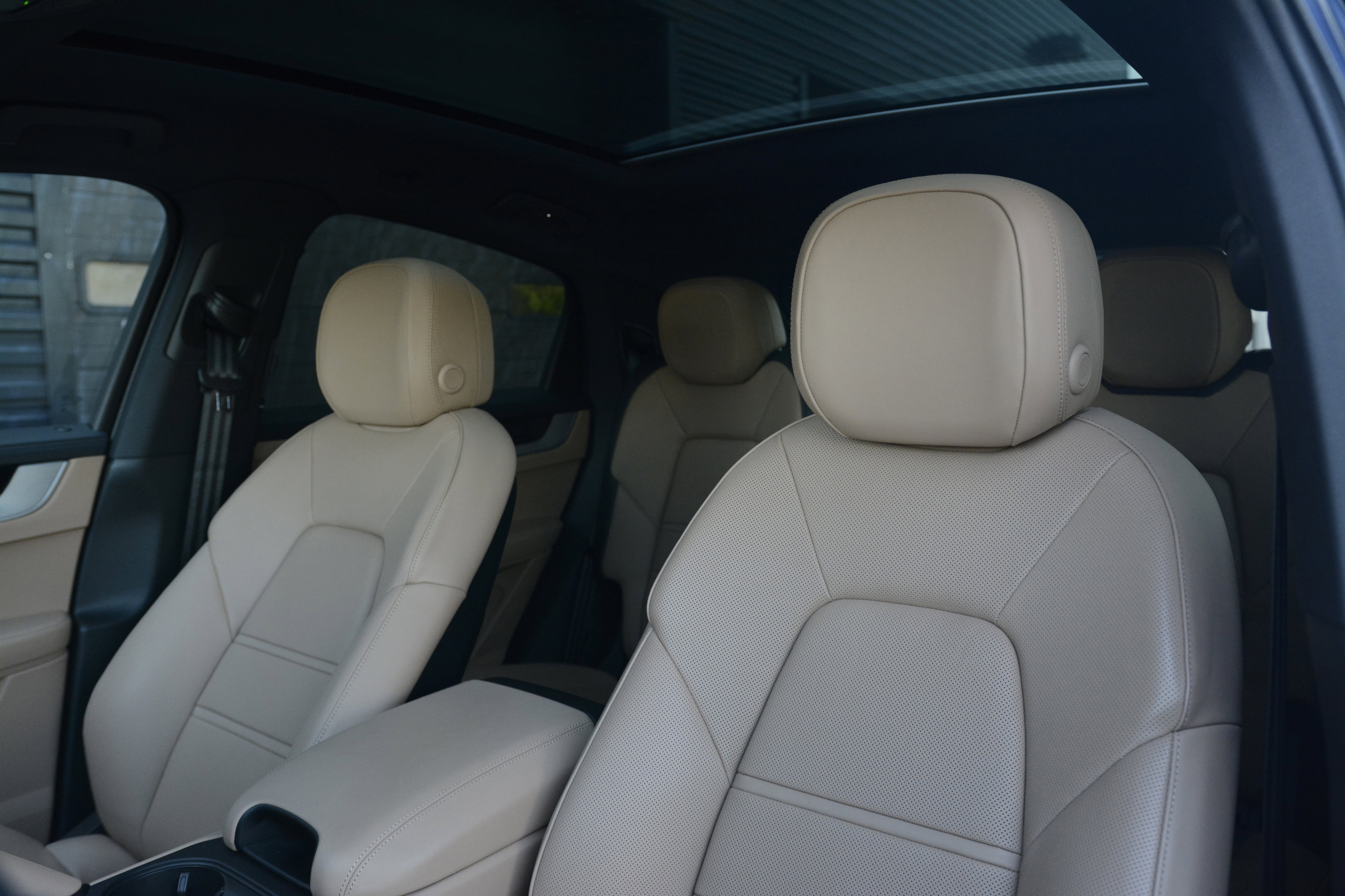 Certified 2025 Porsche Cayenne E-Hybrid Coupe AWD/4WD image 5