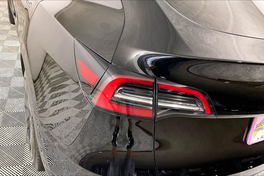 Used 2024 Tesla Model Y 2WD image 27