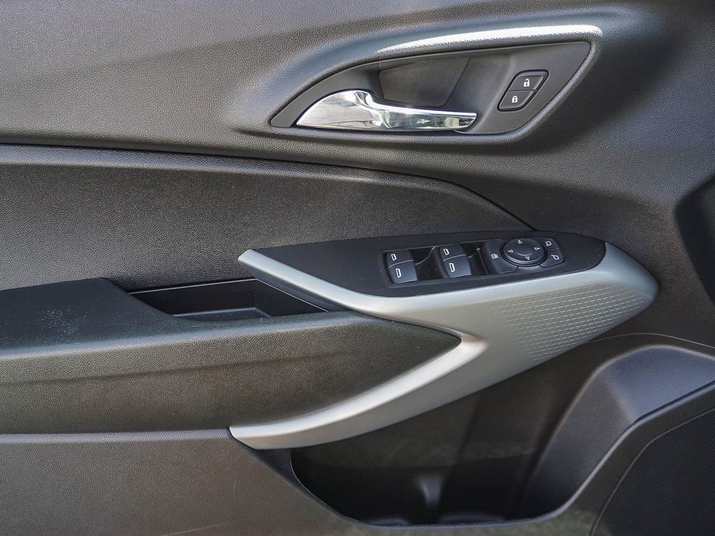 Used 2026 Chevrolet Trax LS w/ LS Convenience Package image 18