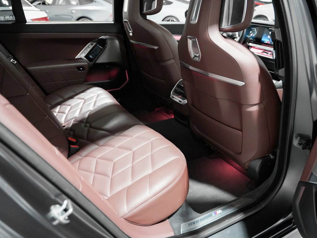 Used 2023 BMW 760i xDrive w/ Executive Package image 31