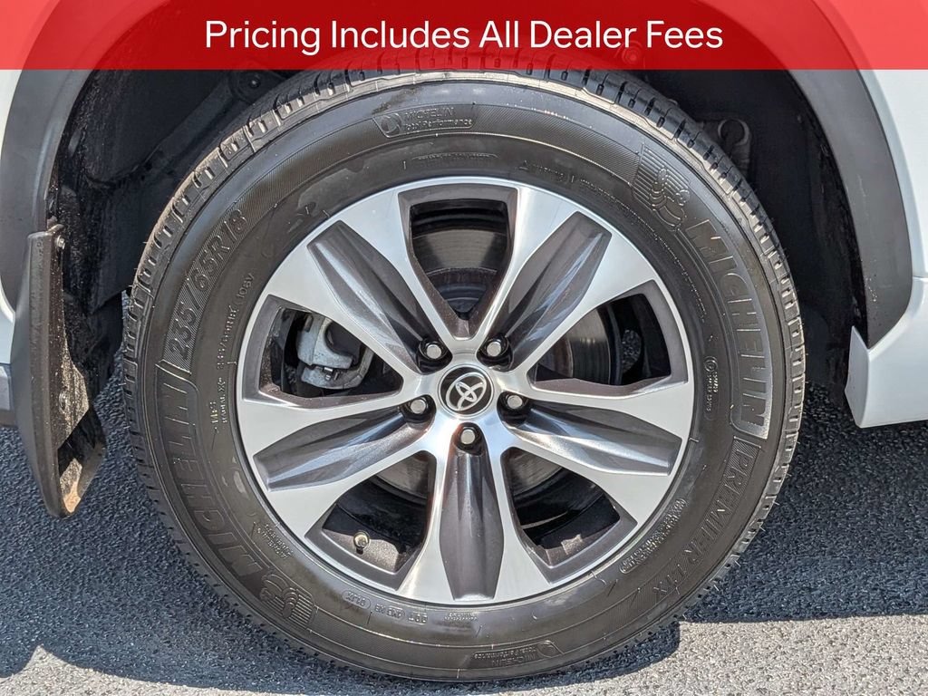 Used 2023 Toyota Highlander XLE AWD/4WD image 12