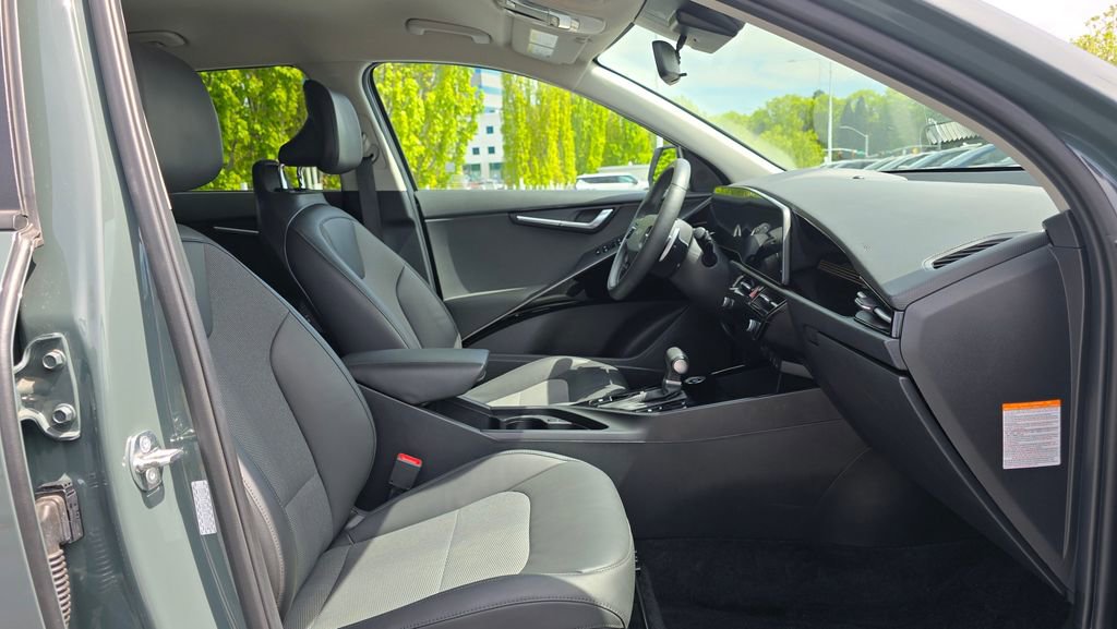 Used 2023 Kia Niro EX FWD image 11