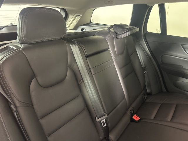Used 2020 Volvo V60 T5 Cross Country w/ Protection Package Premier image 17