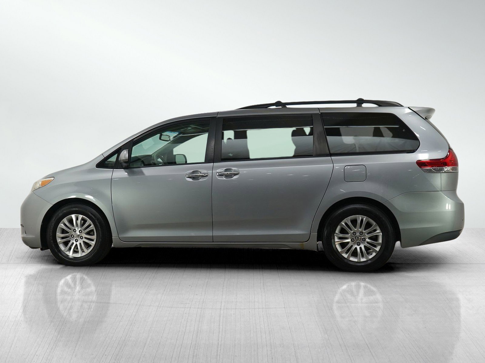 Used 2013 Toyota Sienna XLE w/ Entertainment Pkg FWD image 2
