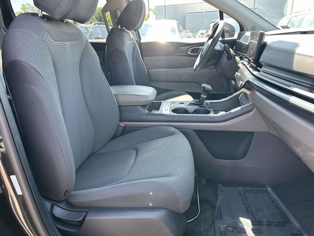 Used 2025 Kia Carnival LX FWD image 9