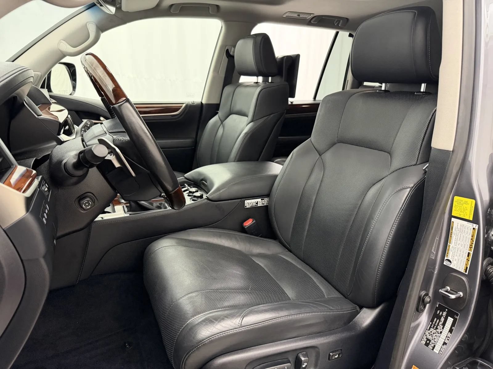 Used 2016 Lexus LX 570 4WD w/ Luxury Package image 3