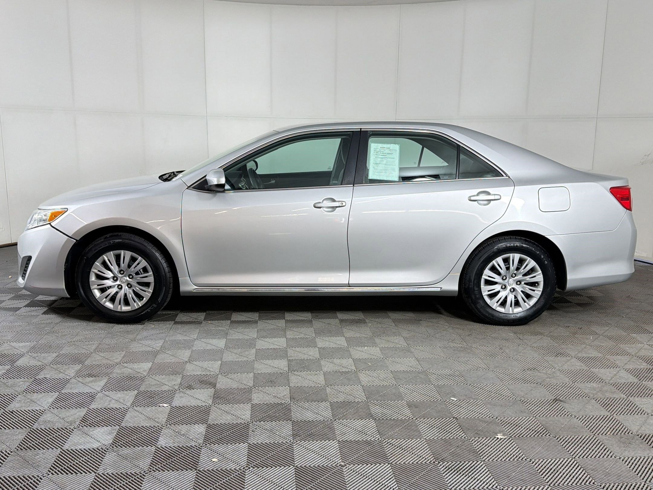 Used 2012 Toyota Camry LE image 2