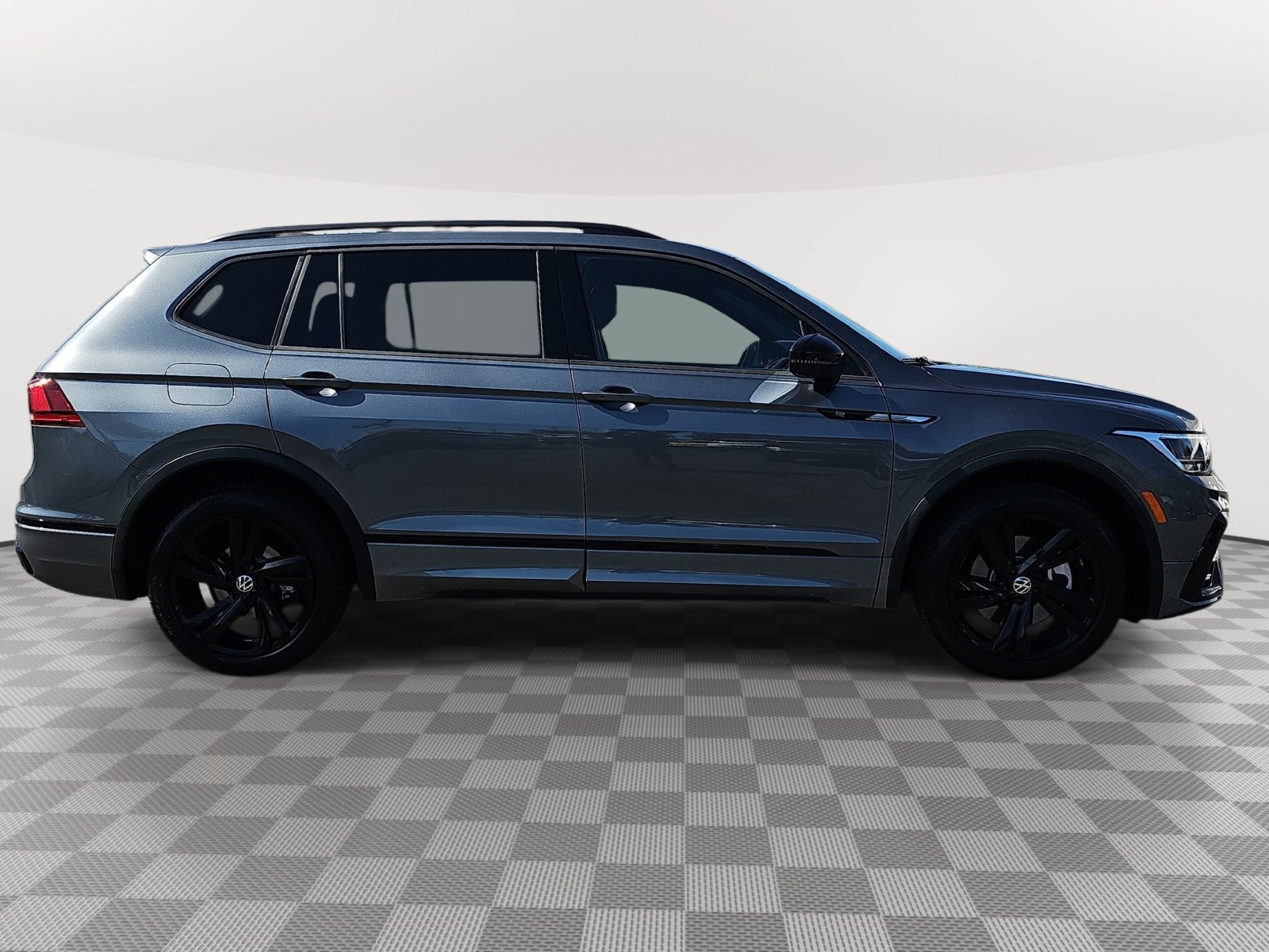 Certified 2024 Volkswagen Tiguan SE R-Line FWD image 4
