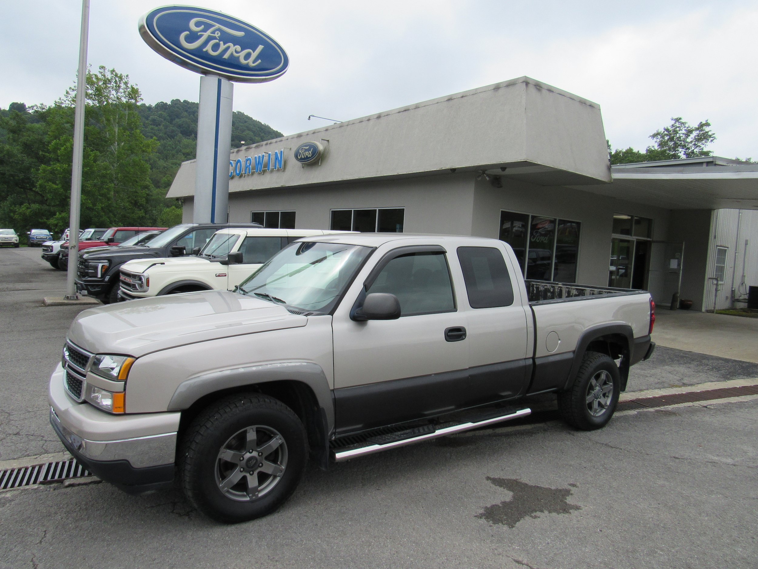 Used 2006 Chevrolet Silverado 1500 LT w/ Light Duty Power Package AWD/4WD image 1