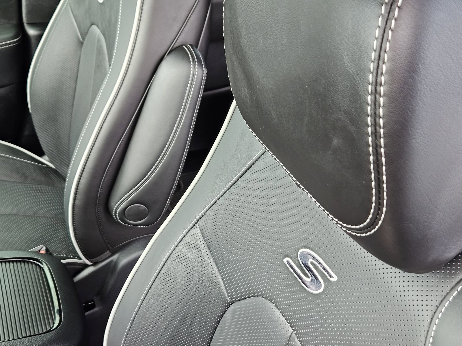 New 2026 Chrysler Pacifica Limited w/ Uconnect Theater Family Group image 26