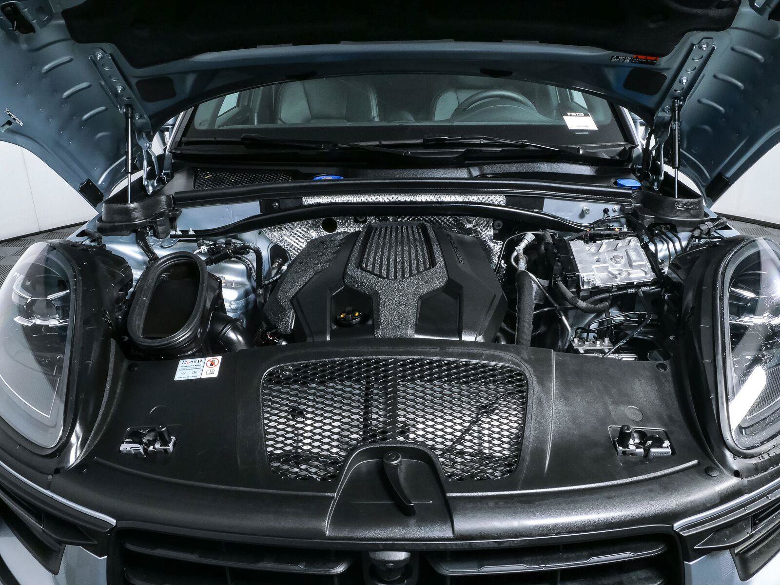 Certified 2025 Porsche Macan Turbo AWD/4WD image 36