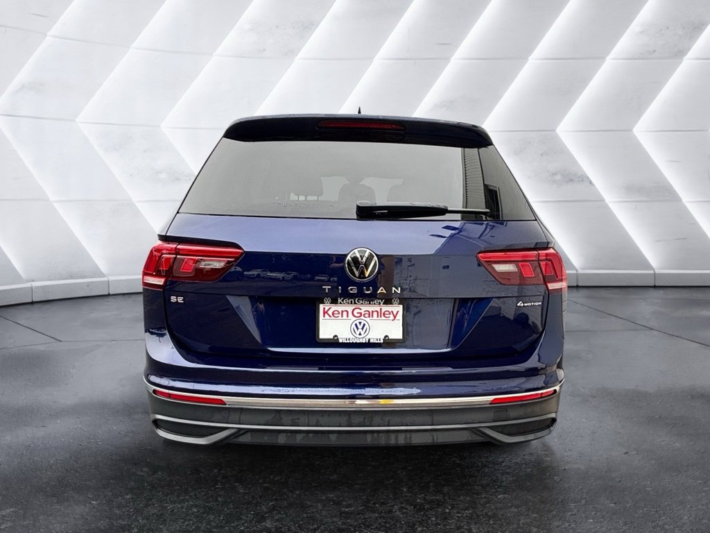 Certified 2024 Volkswagen Tiguan SE w/ Panoramic Sunroof Package AWD/4WD image 3